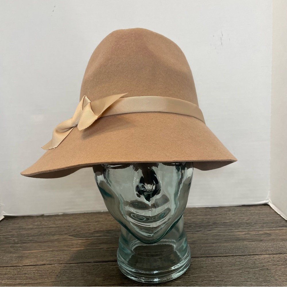 Giovannio England vintage women’s hat. 100%wool felt. Pre-owned. See all photos.